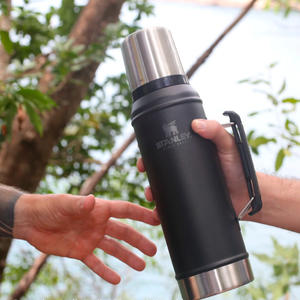 Stanley Termo Clasic 950 Lts Tapon Cebador Negro